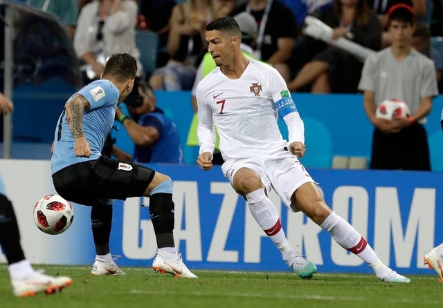 BLV Anh Ngọc: “C.Ronaldo càng chơi càng kém” - 1
C.Ronaldo đã bất lực hoàn toàn khi đối diện hàng thủ Uruguay