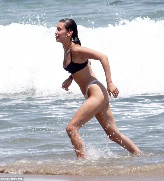 
Bella Hadid thư giãn trên bãi biển Malibu ngày 9/7 vừa qua
