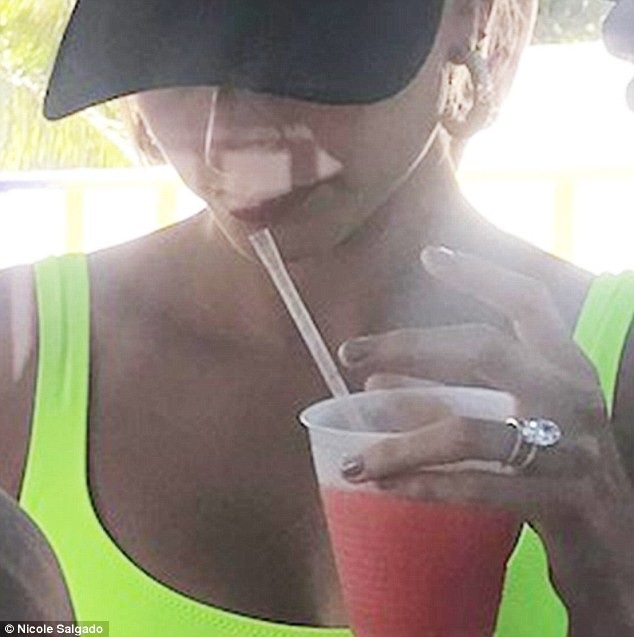 
Cận cảnh nhẫn kim cương khủng mà Justin Bieber vừa cầu hôn người mẫu Hailey Baldwin hôm 7/7 vừa qua
