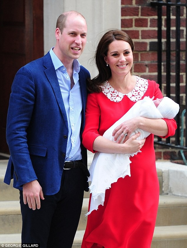 Bí mật bánh cưới Hoàng gia nhiều năm trôi qua vẫn... ngon lành - 1 Vợ chồng Hoàng tử William dùng lại bánh cưới cách đây 7 năm trong tiệc trà mừng lễ rửa tội của Hoàng tử bé Louis.