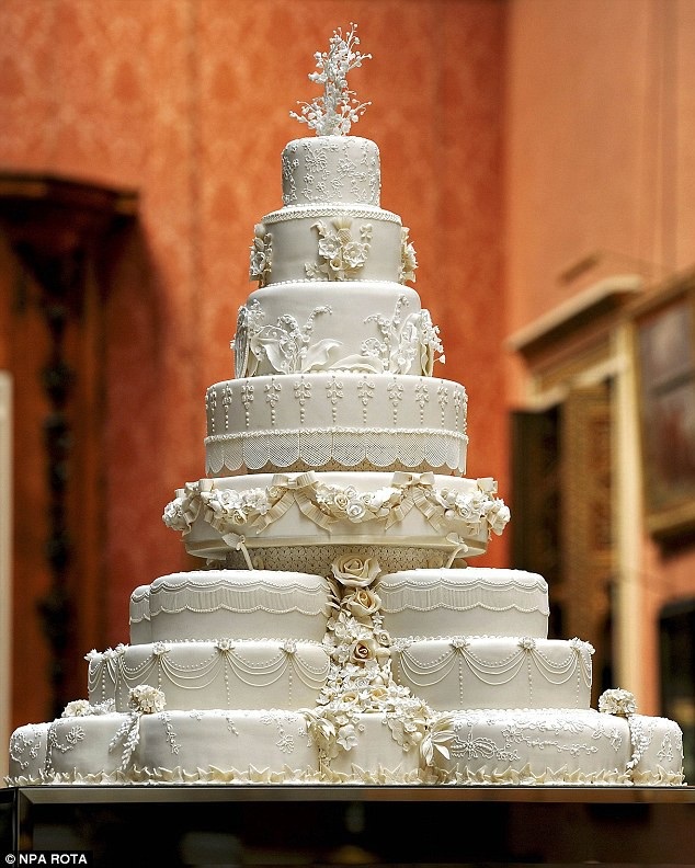 Bí mật bánh cưới Hoàng gia nhiều năm trôi qua vẫn... ngon lành - 2 Đại diện của Hoàng gia Anh đã xác nhận thông tin rằng các vị khách dự tiệc trà sau lễ rửa tội của Hoàng tử Louis sẽ được phục vụ những lát bánh cưới thực hiện từ năm 2011.