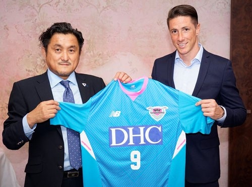 Nhật ký chuyển nhượng ngày 10/7: C.Ronaldo gặp Chủ tịch Juventus - 3
Fernando Torres ra mắt CLB Sagan Tosu