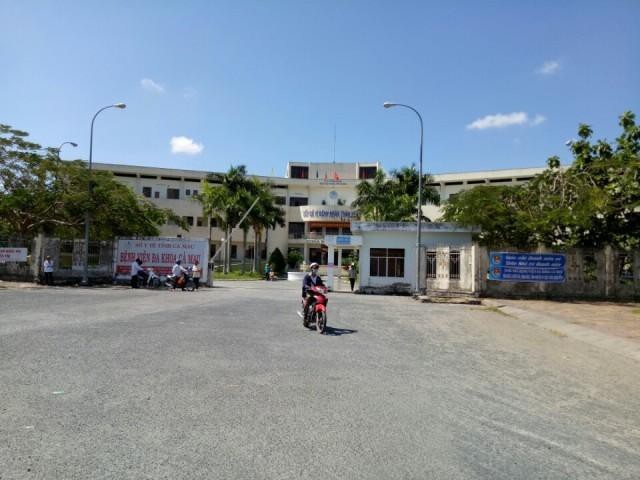 Dân "than" phải mua thuốc ngoài khi khám bảo hiểm y tế ở bệnh viện công - 1 Bệnh viện đa khoa tỉnh Cà Mau bị phản ánh là còn làm thủ tục xuất viện chậm, gây khó khăn cho người dân.