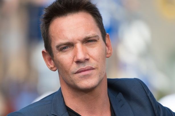 Vợ Jonathan Rhys Meyer lên tiếng sau thông tin chồng bị tạm giữ ở sân bay - 5
Trên trang cá nhân, vợ của Jonathan Rhys Meyers - Mara Lane vẫn lên tiếng bênh vực chồng, cô khẳng định anh đã tỉnh táo suốt 8 tháng qua và chỉ say xỉn trong đúng ngày lên máy bay. Hai vợ chồng không hề cãi nhau mà cô chỉ yêu cầu chồng không hút thuốc lá điện tử và chồng cô đã to tiếng - hoàn toàn khác với tính cách hàng ngày của anh