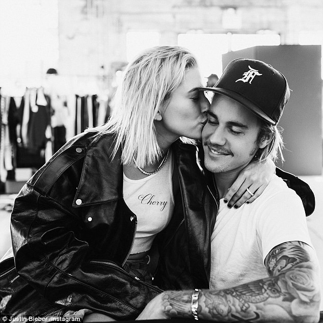Justin Bieber xác nhận đã đính hôn - 1
Justin Bieber, 24 tuổi xác nhận đã đính hôn với bạn gái Hailey Baldwin trong kỳ nghỉ gần đây của 2 người tại Bahamas