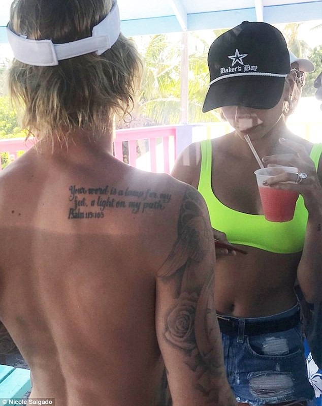 Justin Bieber xác nhận đã đính hôn - 4
Người mẫu trẻ Hailey lộ nhẫn đính hôn kim cương khủng trên ngón tay áp út sau thông tin đã đính hôn