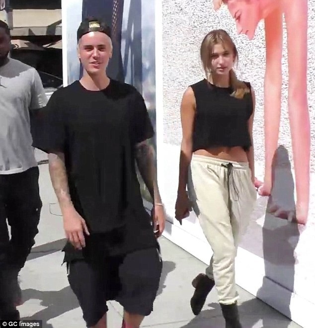 Justin Bieber xác nhận đã đính hôn - 6
Justin Bieber và Hailey Baldwin gặp nhau lần đầu vào năm 2011, họ hẹn hò ngắn ngủi trong năm 2016 và mới hàn gắn quan hệ chừng 1 tháng nay