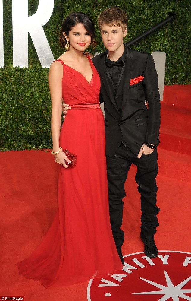 Justin Bieber xác nhận đã đính hôn - 8
Justin từng hẹn hò ca sỹ Selena Gomez rất nhiều năm nhưng cặp đôi đã chia tay nhau lần gần đây nhất vào tháng 3 vừa qua.