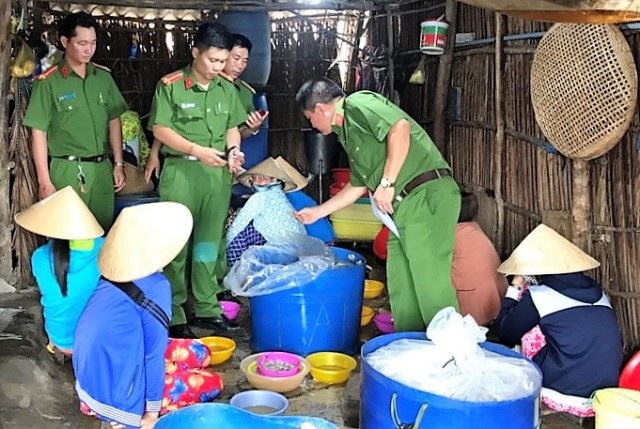 Nghiêm cấm tự ý kiểm tra vấn đề môi trường, an toàn thực phẩm - 1 Cảnh sát môi trường phối hợp với lực lượng chức năng bắt quả tang nhiều người đang bơm tạp chất vào tôm nguyên liệu (Ảnh minh hoạ: Huỳnh Hải).