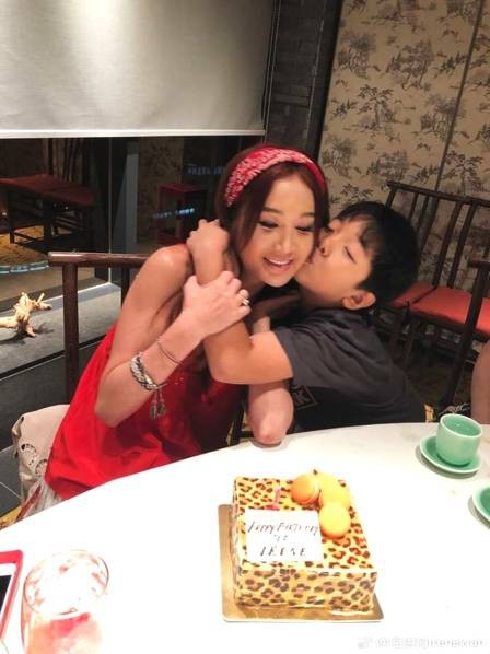 “Dâm phụ lẳng lơ nhất màn ảnh Hoa ngữ” trẻ đẹp ở tuổi 52 - 1
Trên trang cá nhân, ngày 9/7, Ôn Bích Hà đăng tải hình ảnh gia đình hạnh phúc của cô tại một bữa tiệc. Nữ diễn viên 52 tuổi diện trang phục gợi cảm và nở nụ cười rạng ngời bên chồng con. Trong ảnh, cô chụp cùng cậu con trai nuôi.