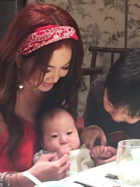 “Dâm phụ lẳng lơ nhất màn ảnh Hoa ngữ” trẻ đẹp ở tuổi 52 - 3
Ở tuổi 51, Ôn Bích Hà vẫn sở hữu vẻ ngoài trẻ đẹp và gợi cảm. Ôn Bích Hà sinh năm 1966, được mệnh danh là bông hồng lửa màn ảnh Hồng Kong nhờ vẻ ngoài quyến rũ và diễn xuất gai góc. Thời trẻ, cô được báo chí gọi là một trong những đại mỹ nhân của làng giải trí Hồng Kong. Ở tuổi 52, cô vẫn đẹp nồng nàn và quyến rũ.