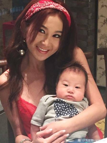 “Dâm phụ lẳng lơ nhất màn ảnh Hoa ngữ” trẻ đẹp ở tuổi 52 - 7
Mỹ nhân 51 tuổi bế con của một người bạn và vui vẻ chụp hình chung với cậu bé này. Cô tâm sự, dù không được làm mẹ đúng nghĩa nhưng cô hạnh phúc khi được chăm sóc và dạy dỗ một đứa trẻ không có gia đình. Đó là lý do vợ cô quyết định nhận con nuôi và xem cậu bé như con ruột. Chồng của Ôn Bích Hà là một tỷ phú giàu có và thành đạt.