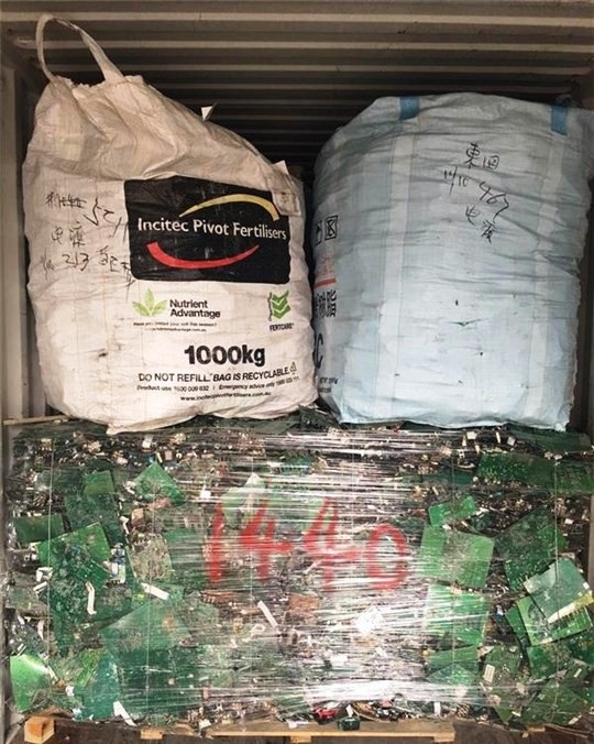 Phát ngán với hàng ngàn container phế liệu nhập khẩu vô chủ - 2 Lô hàng phế liệu hơn 30 tấn gồm các bo mạch hư hỏng, dây diện, mô tơ…không đạt chất lượng, tiêu chuẩn, quy chuẩn nhập khẩu theo quy định đã bị các cơ quan chức năng buộc tái xuất.