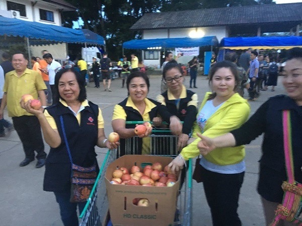 Người Thái vui mừng khi toàn bộ đội bóng được giải cứu sau 18 ngày - 4 Những hoạt động vui mừng đầu tiên đã diễn ra tại khu vực giải cứu đội bóng nhí Thái Lan ở hang Tham Luang khi tin vui liên tiếp báo về. Các tình nguyện viên sẵn sàng phát táo miễn phí cho các phóng viên tại hiện trường vụ giải cứu. (Ảnh: Twitter)