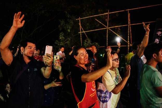 Toàn bộ 13 thành viên đội bóng Thái Lan được giải cứu khỏi hang - 12
Người dân vui mừng vẫy chào khi xe cứu thương chở cầu thủ được giải cứu đi qua vào tối 9/7. (Ảnh: Getty)