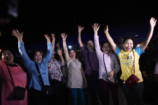 Tất cả các thợ lặn đã ra ngoài an toàn, chiến dịch giải cứu kết thúc thành công - 2
Người dân trên khắp Thái Lan ăn mừng thành công của chiến dịch giải cứu (Ảnh: AFP)