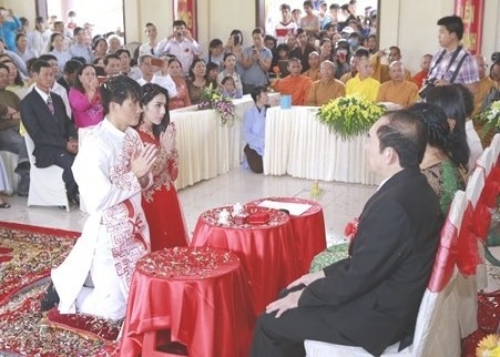 Quá khứ cay đắng tủi hờn của những sao Việt lớn lên nơi cửa Phật, tu viện - 2 Đám cưới của Thuỷ Tiên, Công Vinh được tổ chức nơi cửa chùa.