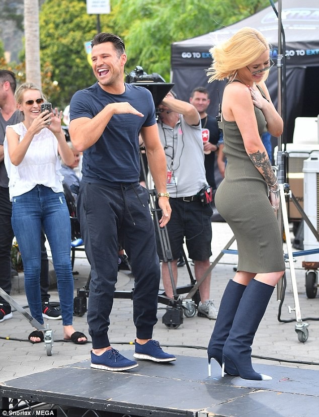 Iggy Azalea khoe vòng ba ngoại cỡ - 1
Iggy Azalea gợi cảm tới làm khách trong chương trình Extra tại Los Angeles ngày 10/7 vừa qua