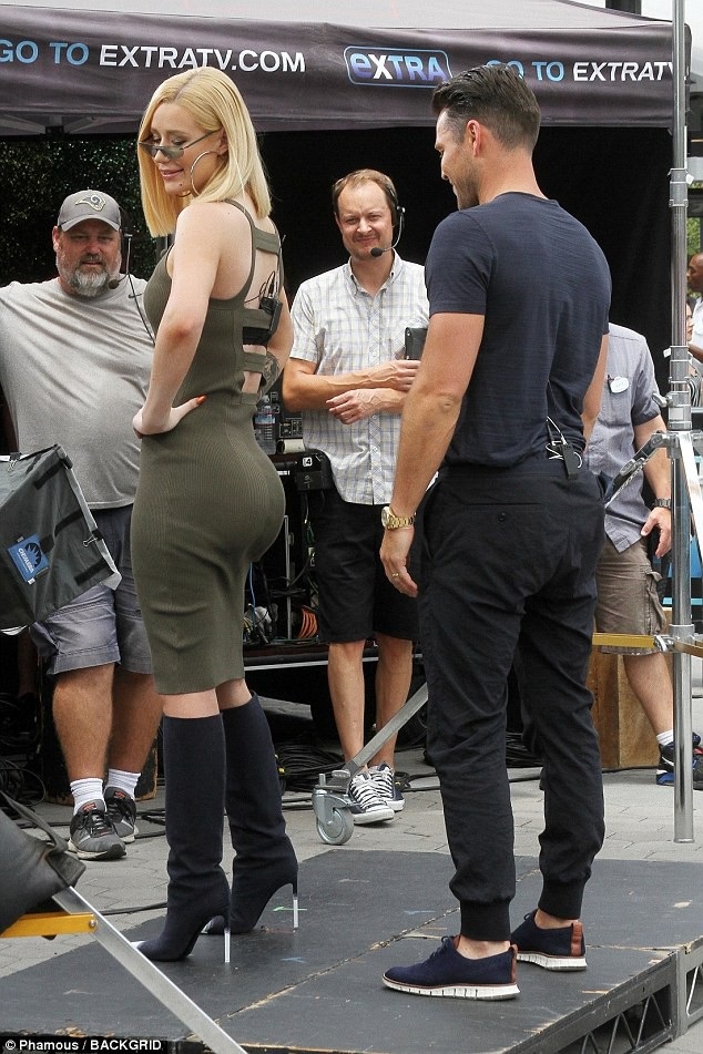 Iggy Azalea khoe vòng ba ngoại cỡ - 2
Ca sỹ 9X người Úc khoe vòng ba ngoại cỡ trong bộ váy bó sát