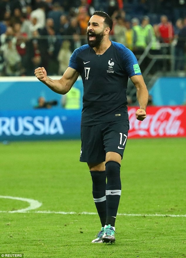 Minh tinh 50 tuổi cổ vũ bạn trai tại World Cup - 2
Minh tinh 50 tuổi cổ vũ nhiệt tình cho bạn trai Adil Rami, 32, người thi đấu cho đội tuyển Pháp