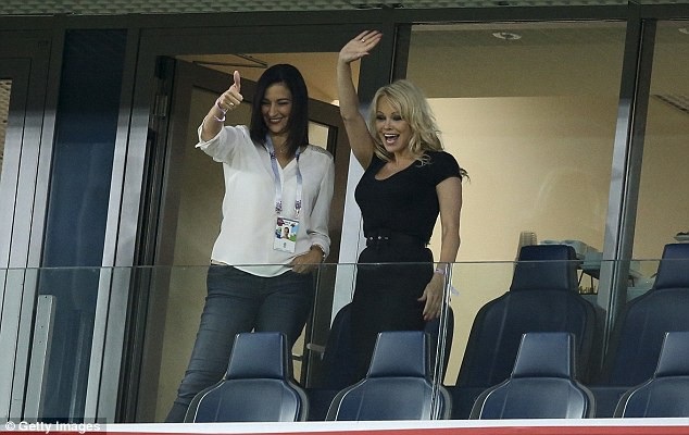 Minh tinh 50 tuổi cổ vũ bạn trai tại World Cup - 4
Chiến thắng của đội Pháp trước tuyển Bỉ đã khiến nữ diễn viên Hollywood rất hạnh phúc