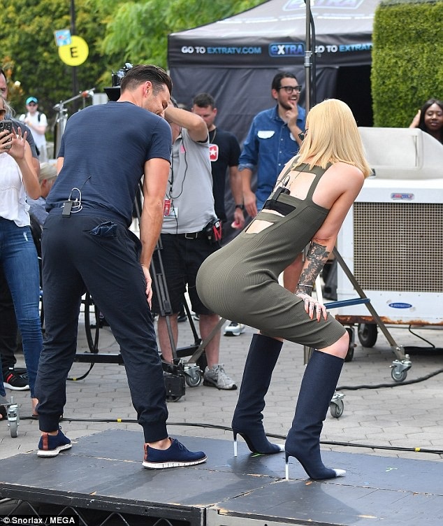 Iggy Azalea khoe vòng ba ngoại cỡ - 4
Iggy Azalea hướng dẫn người dẫn chương trình Mark Wright một điệu nhảy gợi cảm