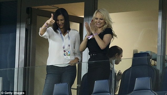 Minh tinh 50 tuổi cổ vũ bạn trai tại World Cup - 3
Pamela Anderson và bồ trẻ kém 18 tuổi hẹn hò đã được 1 năm và vô cùng kín đáo về đời tư