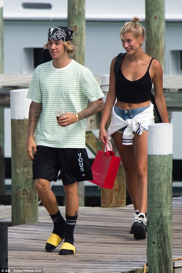 
Hailey Baldwin và Justin Bieber xuất hiện hạnh phúc bên nhau sau thông tin đính hôn
