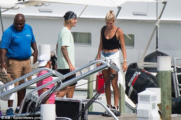 
Người mẫu 21 tuổi và ca sỹ 24 tuổi gặp nhau lần đầu vào năm 2011
