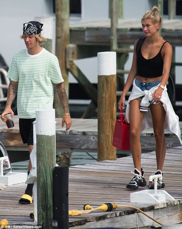 
Cặp đôi nối lại quan hệ mới được 1 tháng và Justin đã ngỏ lời cầu hôn bạn gái bằng nhẫn kim cương khủng
