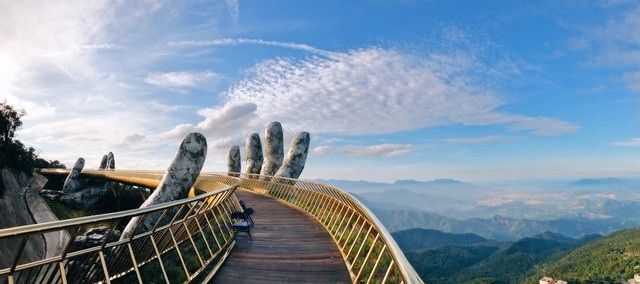 Vì sao NTK Lê Ngọc Lâm chọn hoa hậu Kỳ Duyên làm người mẫu chính? - 2 Cây cầu có đôi bàn tay khổng lồ đẹp như tiên cảnh ở Đà Nẵng sẽ trở thành sàn catwalk có một không hai tại Việt Nam.