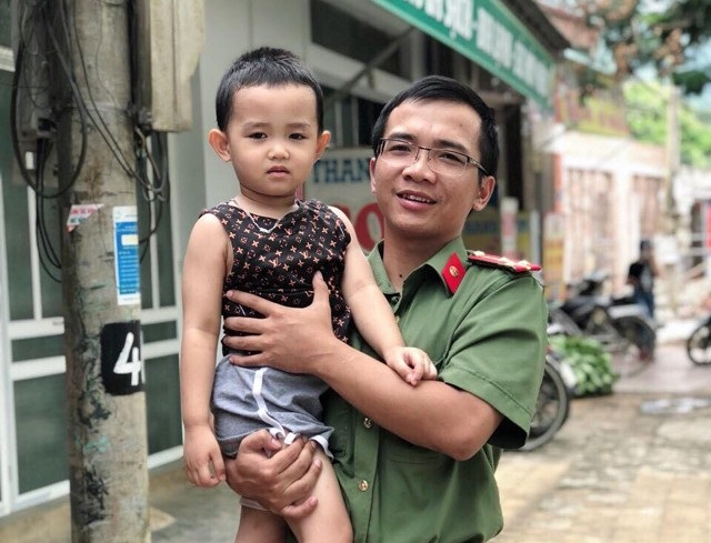 Thượng úy công an lao xuống thác xoáy cứu hai cha con bị nạn - 1
Thượng úy Quang Trung Thành và cháu bé được cứu khi bị cuốn vào vùng nước xoáy ở khu vực thác Bảy Tầng.
