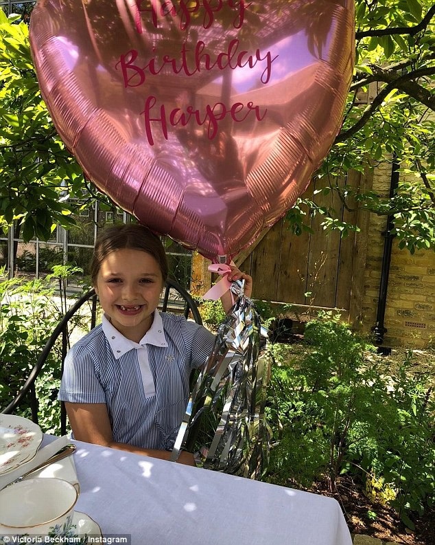 Harper Beckham tưng bừng đón sinh nhật lần thứ 7 - 4
Bố mẹ cô nhóc liên tục chia sẻ những hình ảnh buổi tiệc sinh nhật