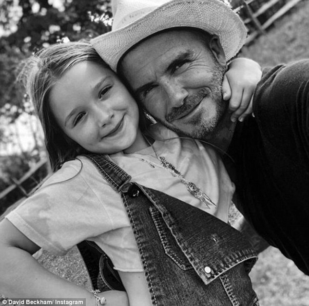 Harper Beckham tưng bừng đón sinh nhật lần thứ 7 - 7
David Beckham cưng chiều cô con gái duy nhất hết mực