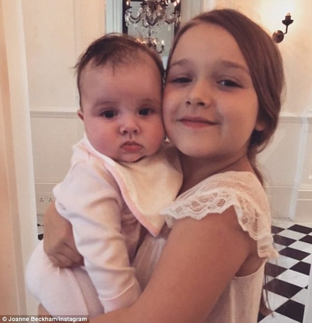 Harper Beckham tưng bừng đón sinh nhật lần thứ 7 - 12
Harper bế em họ của mình.