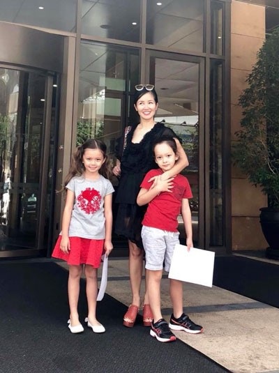 Cuộc sống của Diva Hồng Nhung sau khi ly hôn chồng Tây ra sao? - 2 Hồng Nhung đưa hai con đi chơi...