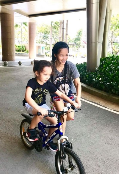 Cuộc sống của Diva Hồng Nhung sau khi ly hôn chồng Tây ra sao? - 4 Hồng Nhung dạy con trai, bé Tôm đi xe đạp (Ảnh: Linh Pupe)