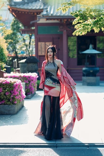 Hoa hậu Lê Âu Ngân Anh đẹp mê hoặc ở Tokyo - 4 Hoa hậu Lê Âu Ngân Anh đẹp mê hoặc ở Tokyo - 4