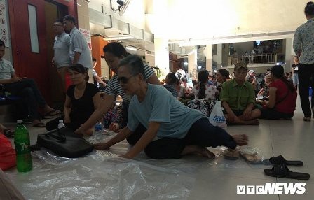 Đặt mình vào người bệnh! - 1
Khu chờ khám bệnh ở Bệnh viện Bạch Mai ngày nắng nóng.( Ảnh: vtc.vn)