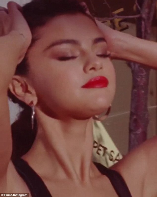 Selena Gomez khoe dáng hoàn hảo - 3
Nữ ca sĩ 25 giữ tâm thế bình thản trong khi bạn trai cũ đính hôn với người mới.