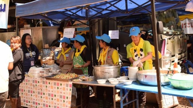 Toàn cảnh cuộc giải cứu "nghẹt thở" đội bóng Thái Lan - 17
Hàng trăm tình nguyện viên làm công tác nấu nướng phục vụ cho lực lượng cứu hộ. (Ảnh: Reuters)