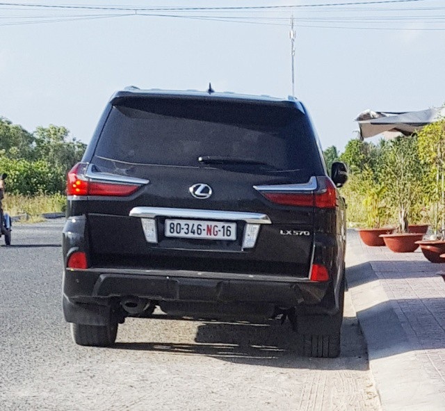 Cà Mau thông tin việc doanh nghiệp sử dụng nhiều xe biển số ngoại giao - 1 Một trong những xe ô tô mang biển số ngoại giao thường xuất hiện tại Cà Mau. (Ảnh: CTV)