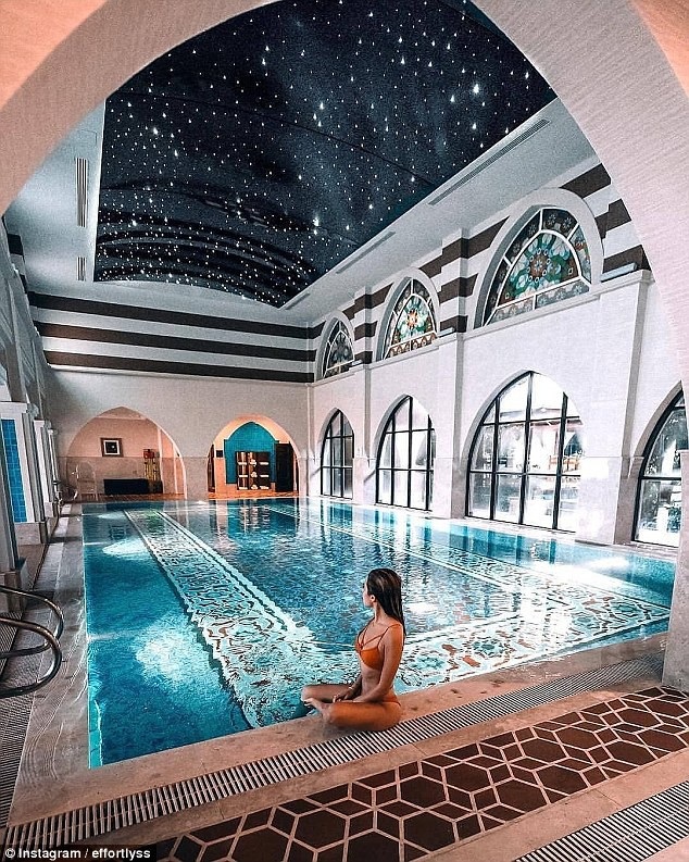 Mùa hè “đốt tiền” của “Hội con nhà giàu” lại khuấy đảo mạng xã hội - 10 Trong khi đó, cô gái này chẳng cần đi đâu xa khi biệt thự gia đình được thiết kế bể bơi riêng. Mọi thứ hoàn hảo và lộng lẫy chẳng kém gì khu nghỉ dưỡng xa xỉ bậc nhất.
