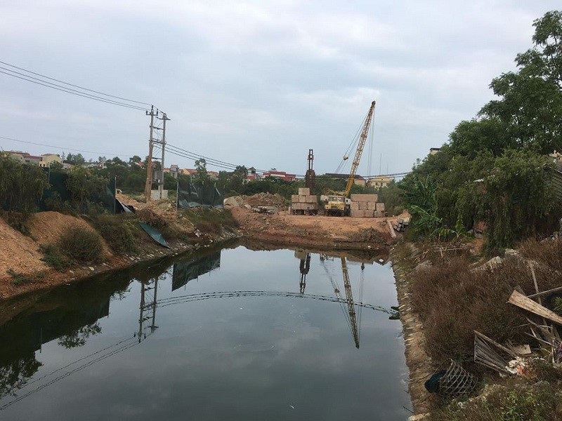 Cá chết nổi trắng kênh - 7 Theo một số người dân, nguyên nhân khiến cá chết có thể do tại khu vực này có một công trình đang thi công, đổ đất chắn dòng chảy của kênh nên khiến rác thải ứ động dẫn đến ô nhiễm nguồn nước.