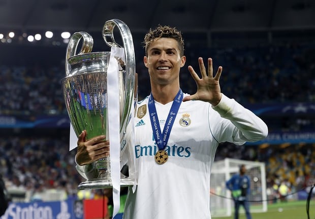 C.Ronaldo Real Madrid: C.Ronaldo - cái tên không lạ gì với tất cả các fan yêu bóng đá toàn thế giới. Ngắm nhìn các bức ảnh của anh trong màu áo Real Madrid, bạn sẽ nhận ra tài năng thực sự của ngôi sao này, khi giành những danh hiệu lớn và tạo ra nhiều kỷ lục ghi bàn.