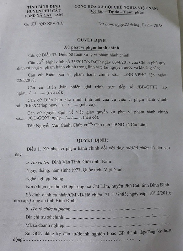 Bình Định: Bất lực nhìn “cát tặc” lộng hành? - 4 Chính quyền xã chỉ có thẩm quyền xử phạt hành chính không quá 5 triệu, thế nhưng một xe cát bán ra thị trường cũng đã hơn 2 triệu đồng tùy xe lớn nhỏ.