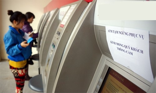 Bộ Công Thương yêu cầu ngân hàng báo cáo việc đồng loạt tăng phí ATM - 1
Nhiều ngân hàng đồng loạt thông báo tăng phí rút tiền nội mạng qua ATM từ mức 1.000 đồng lên 1.650 đồng.