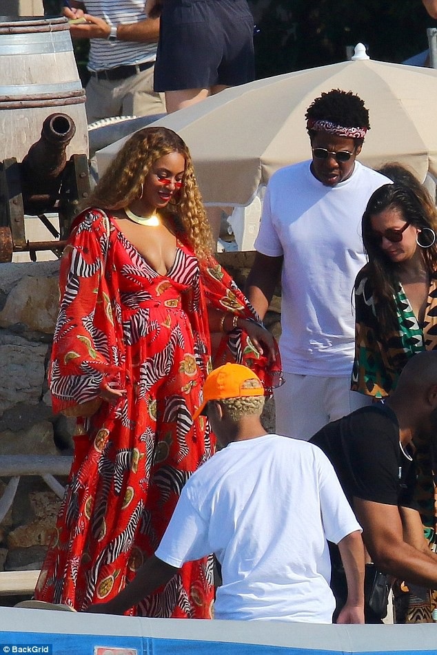 Beyonce bị nghi có bầu - 1
Beyonce xuất hiện tại Cannes, Pháp ngày 10/7 vừa qua cùng chồng Jay-Z và con gái Blue Ivy