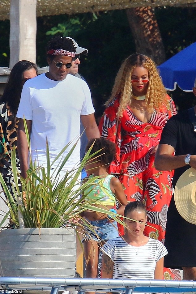 Beyonce bị nghi có bầu - 5
Bé Blue Ivy ăn vận sành điệu với áo crop top khi đi chơi cùng bố mẹ