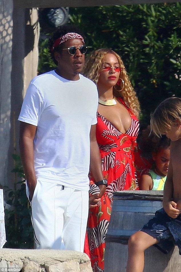 Beyonce bị nghi có bầu - 6
Beyonce và Jay-Z tranh thủ đi nghỉ trước khi bắt đầu buổi diễn lớn tại Paris